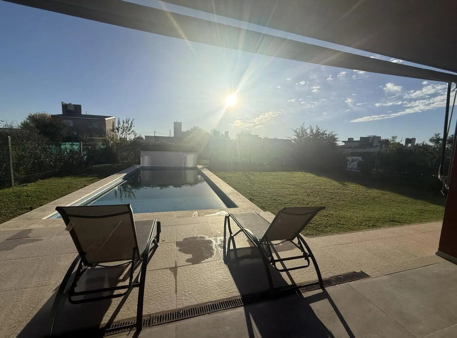 Casa de 3 habitaciones, cocheras, jardín y piscina en Acequias del Aire 2