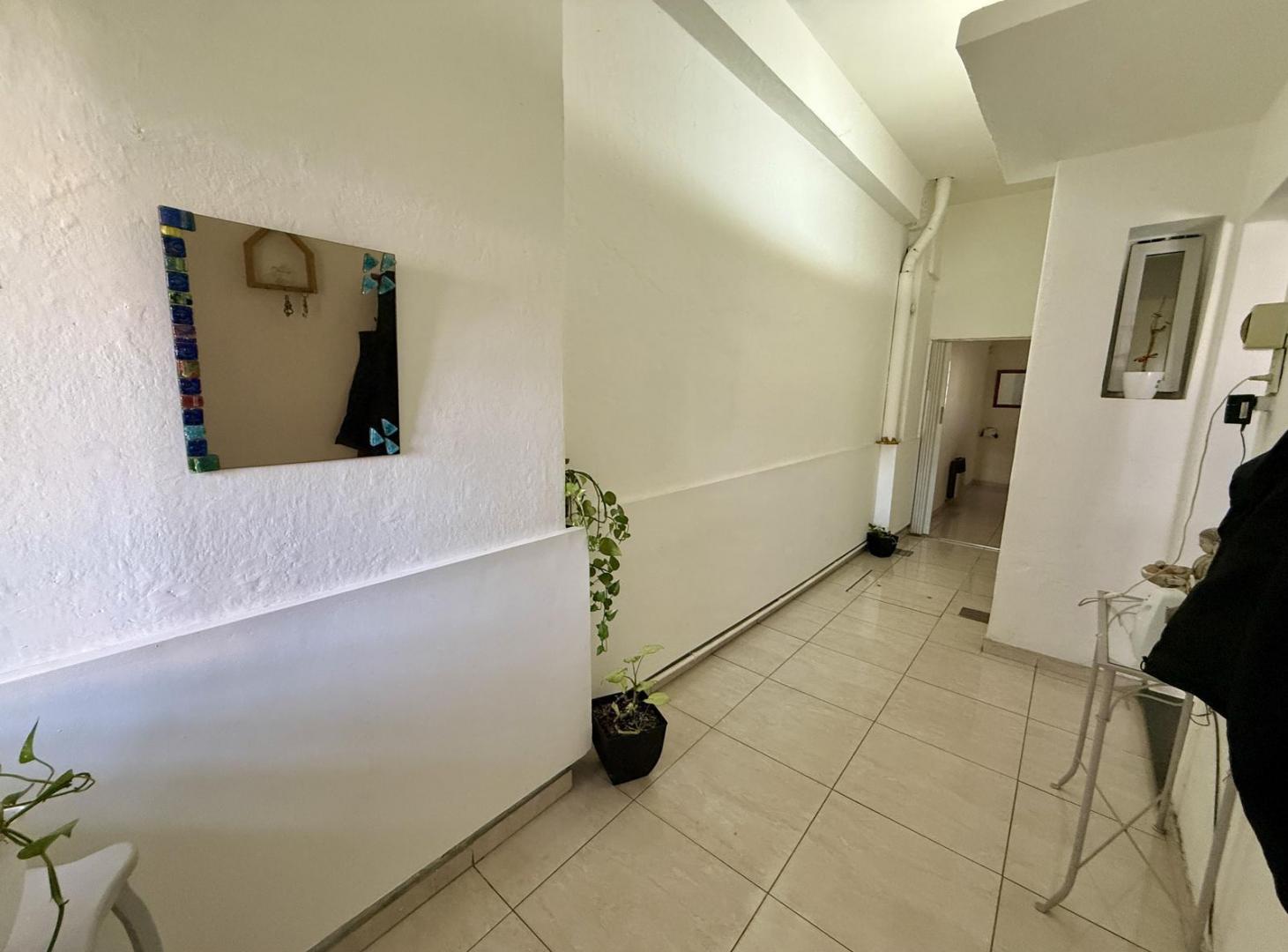 Foto de Casa de dos dormitorios, cochera, jardín y parrillero, imagen 2