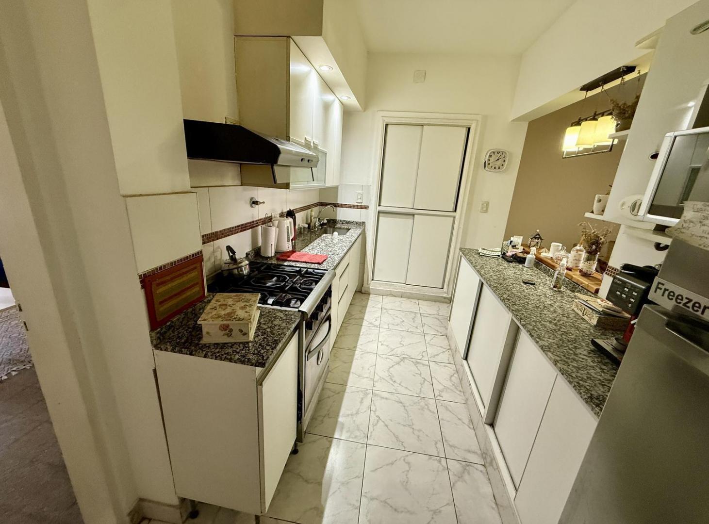 Foto de Casa de dos dormitorios, cochera, jardín y parrillero, imagen 3