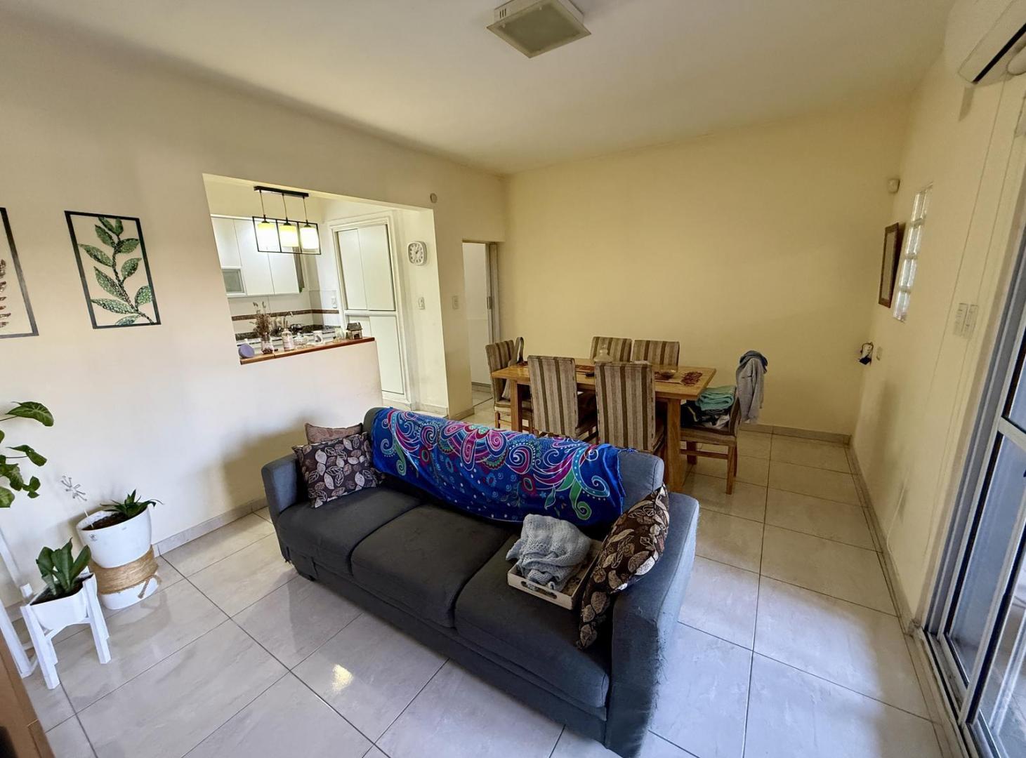Foto de Casa de dos dormitorios, cochera, jardín y parrillero, imagen 5