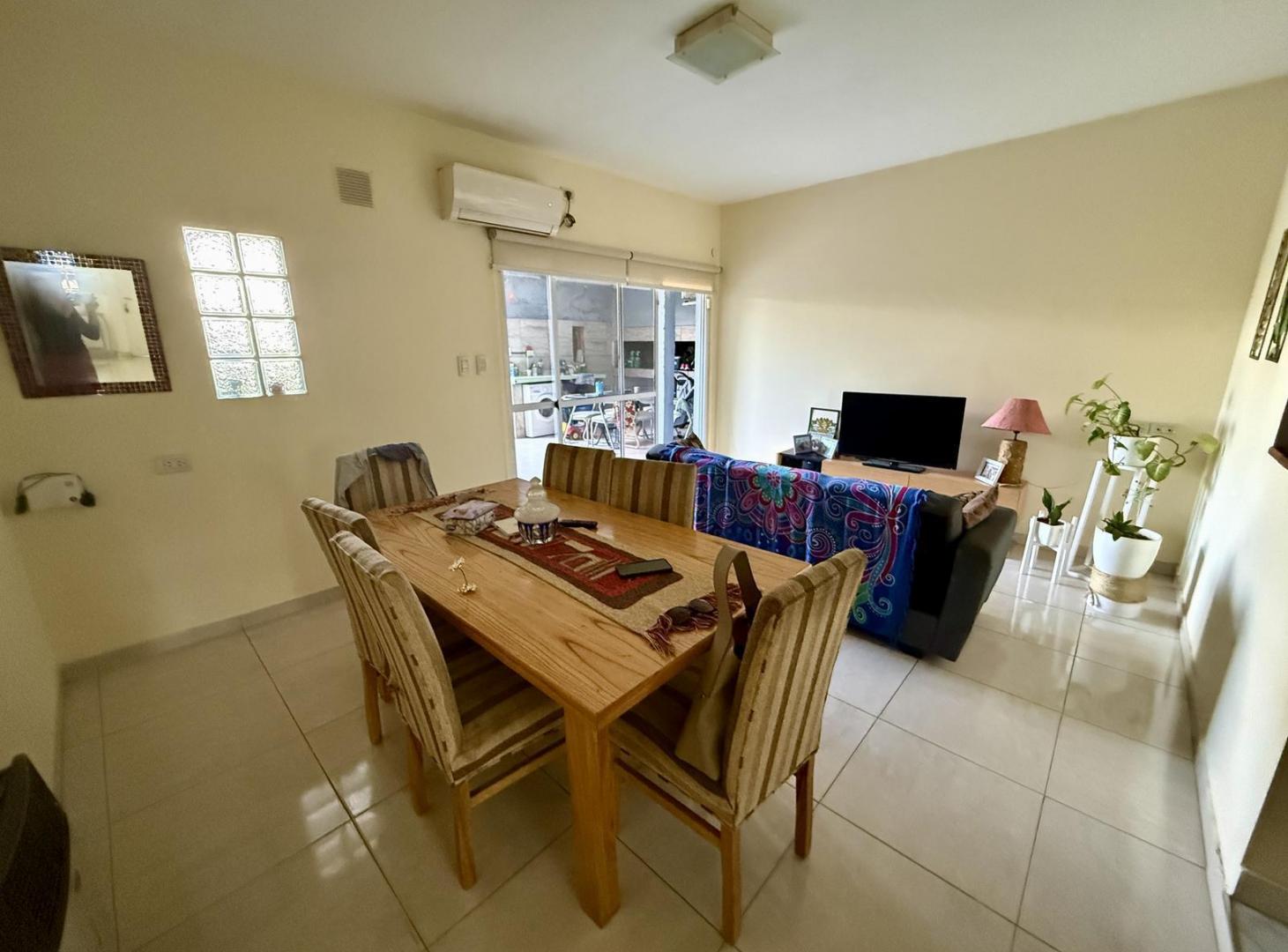 Foto de Casa de dos dormitorios, cochera, jardín y parrillero, imagen 1