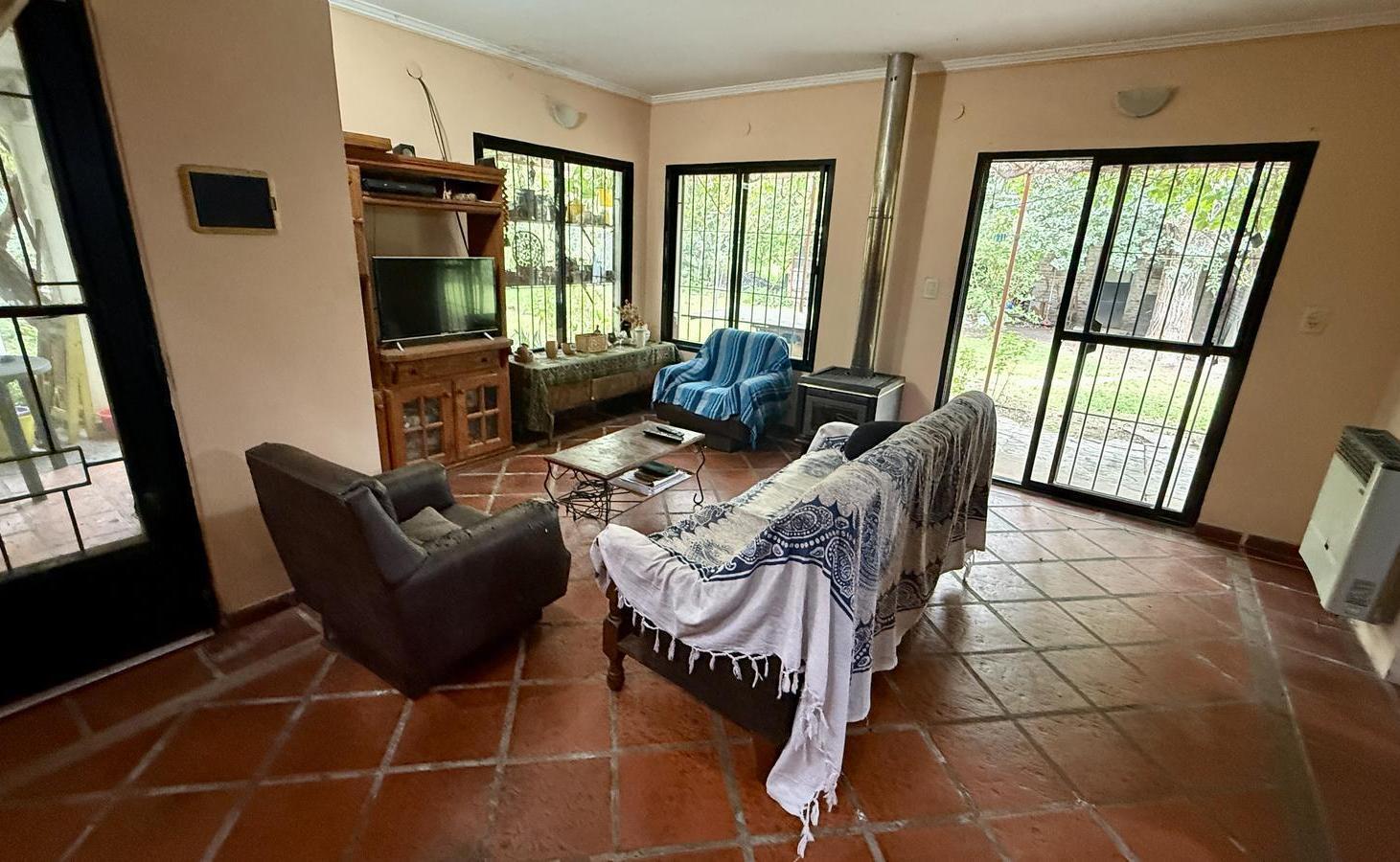 Foto de Casa de 4 habitaciones, cochera y jardín en Funes, imagen 1