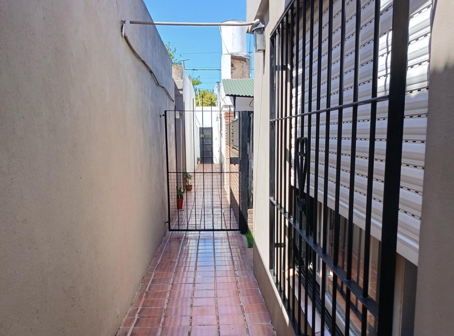 Foto de VENTA Casa de pasillo 3 dormitorios con quincho y patio, imagen 5