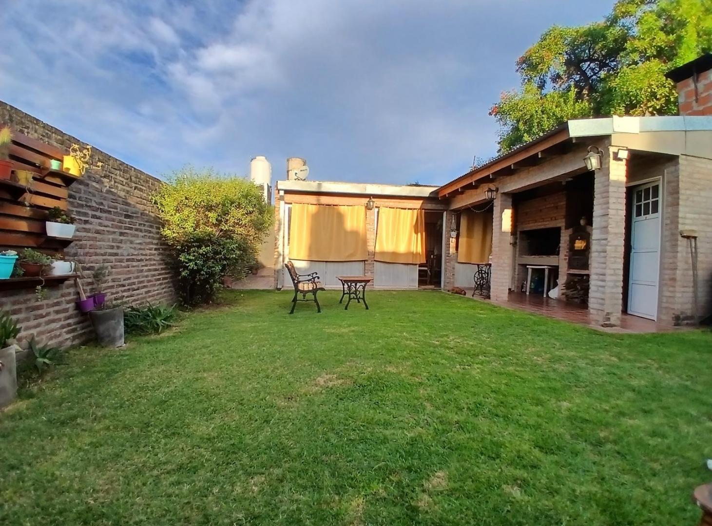Foto de VENTA Casa de pasillo 3 dormitorios con quincho y patio, imagen 1