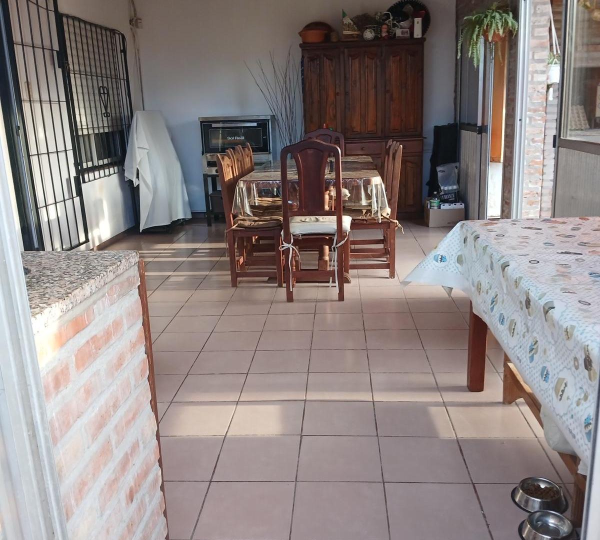 Foto de VENTA Casa de pasillo 3 dormitorios con quincho y patio, imagen 4