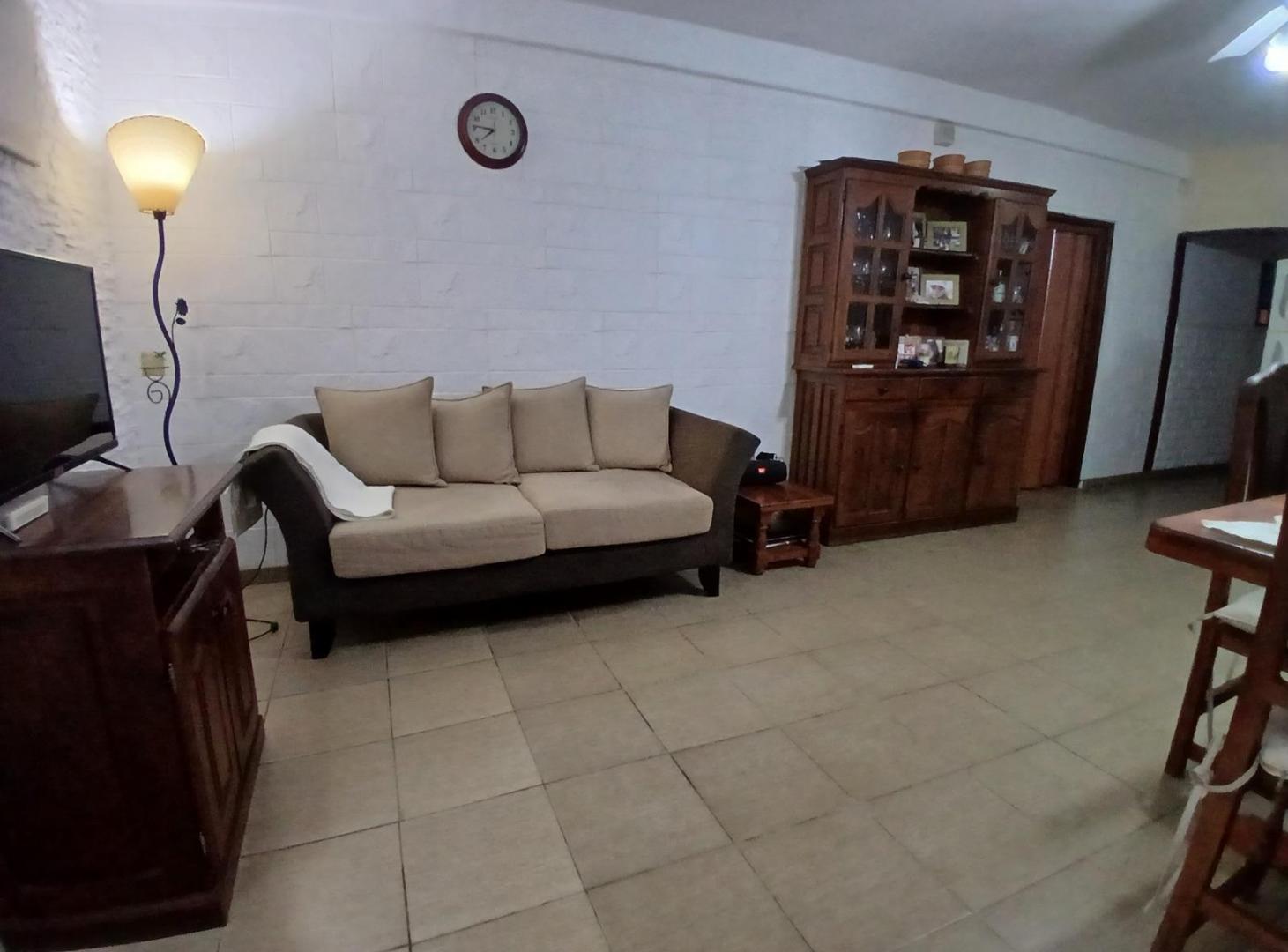 Foto de VENTA Casa de pasillo 3 dormitorios con quincho y patio, imagen 3