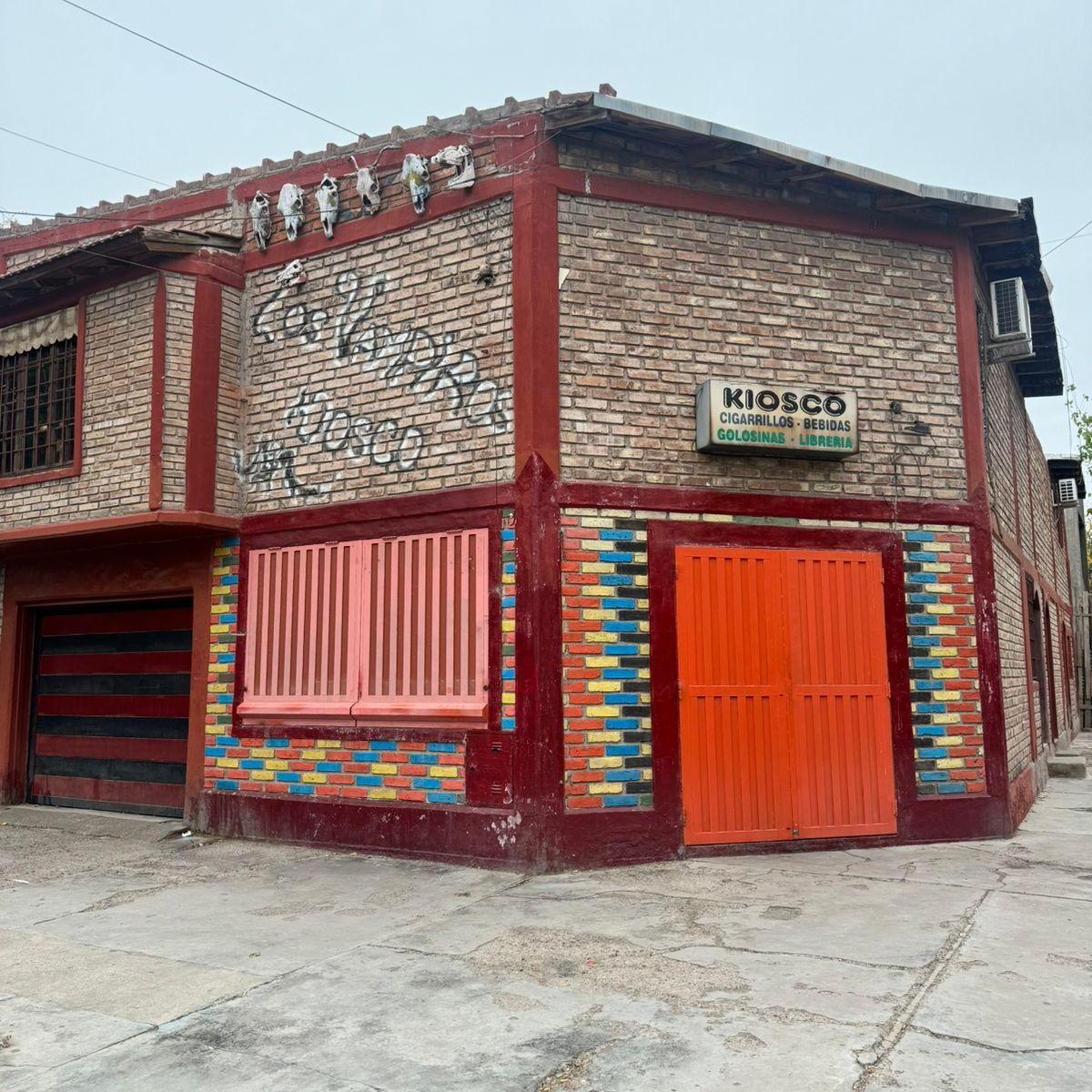Casa Dividida. en 3 Deptos Mas Dos Locales. 3