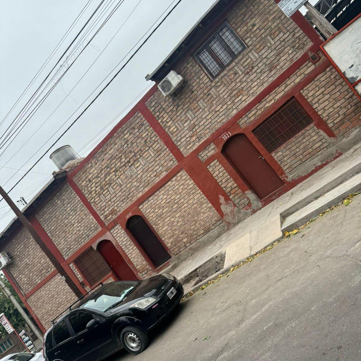 Casa Dividida. en 3 Deptos Mas Dos Locales. 2