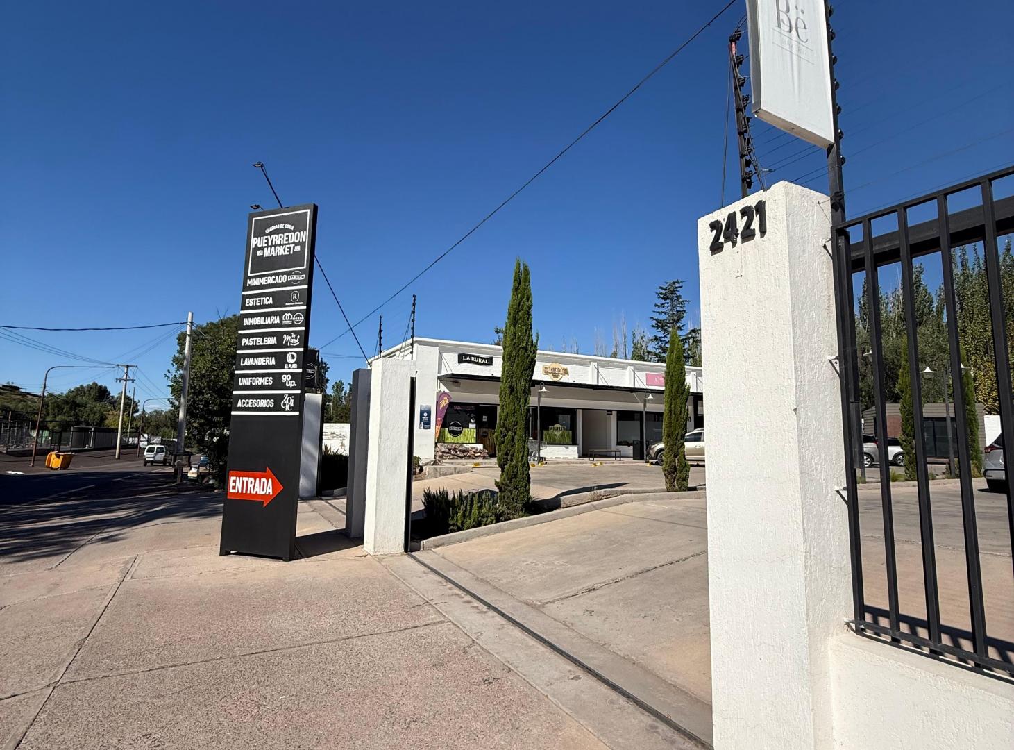 Foto de EXCELENTE LOCAL COMERCIAL EN PUEYRREDÓN MARKET, CHACRAS DE CORIA., imagen 3