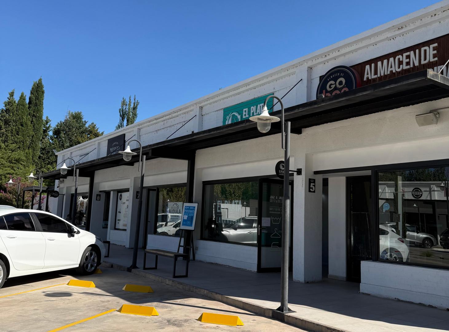 EXCELENTE LOCAL COMERCIAL EN PUEYRREDÓN MARKET, CHACRAS DE CORIA.