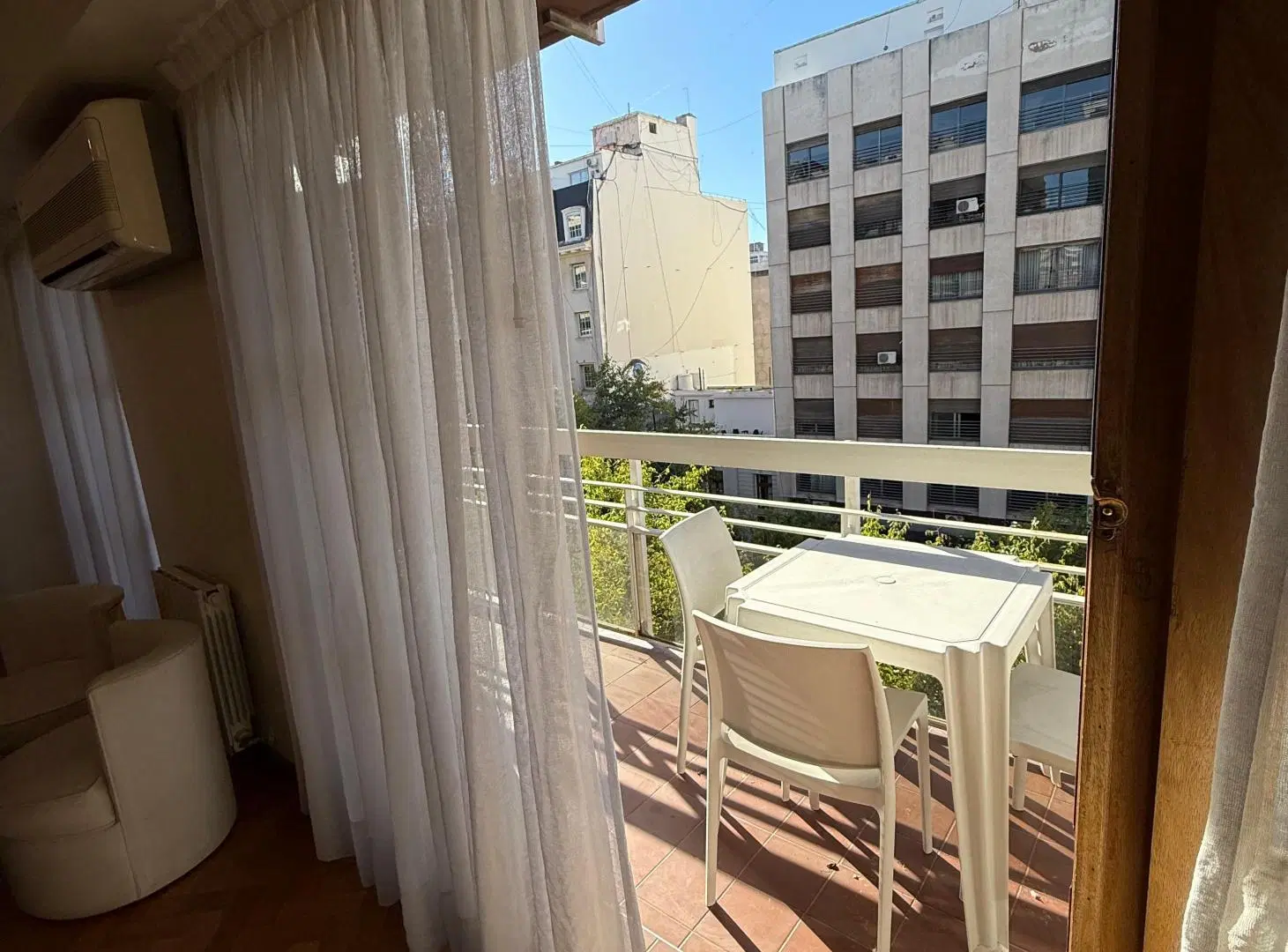 Hermoso departamento en Alquiler totalmente amoblado en edificio de categoría en Peatonal Sarmiento. 4
