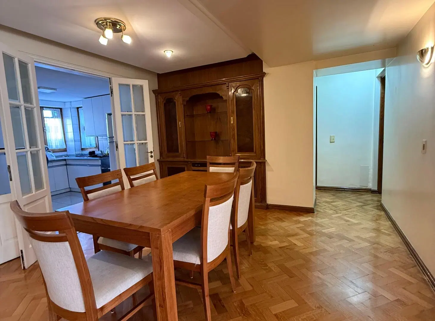 Hermoso departamento en Alquiler totalmente amoblado en edificio de categoría en Peatonal Sarmiento. 3
