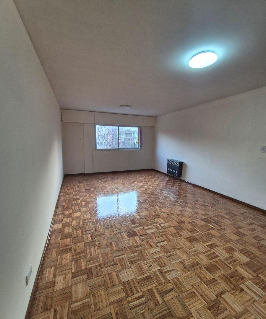 Foto de ALQUILER – AMPLIO DEPARTAMENTO DE 2 DORMITORIOS EN AV. MITRE 512, imagen 1