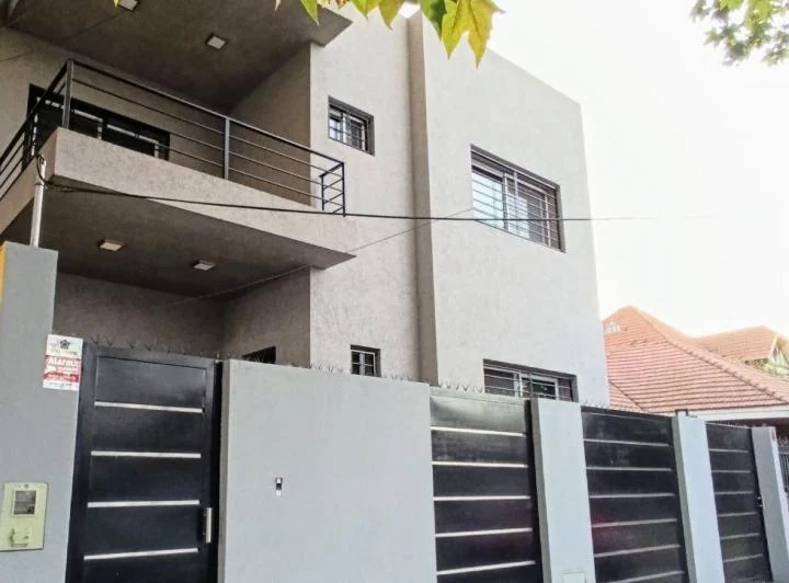 Venta o alquiler de Casa a estrenar. 4 plantas, full amenities- Banfield O. 2