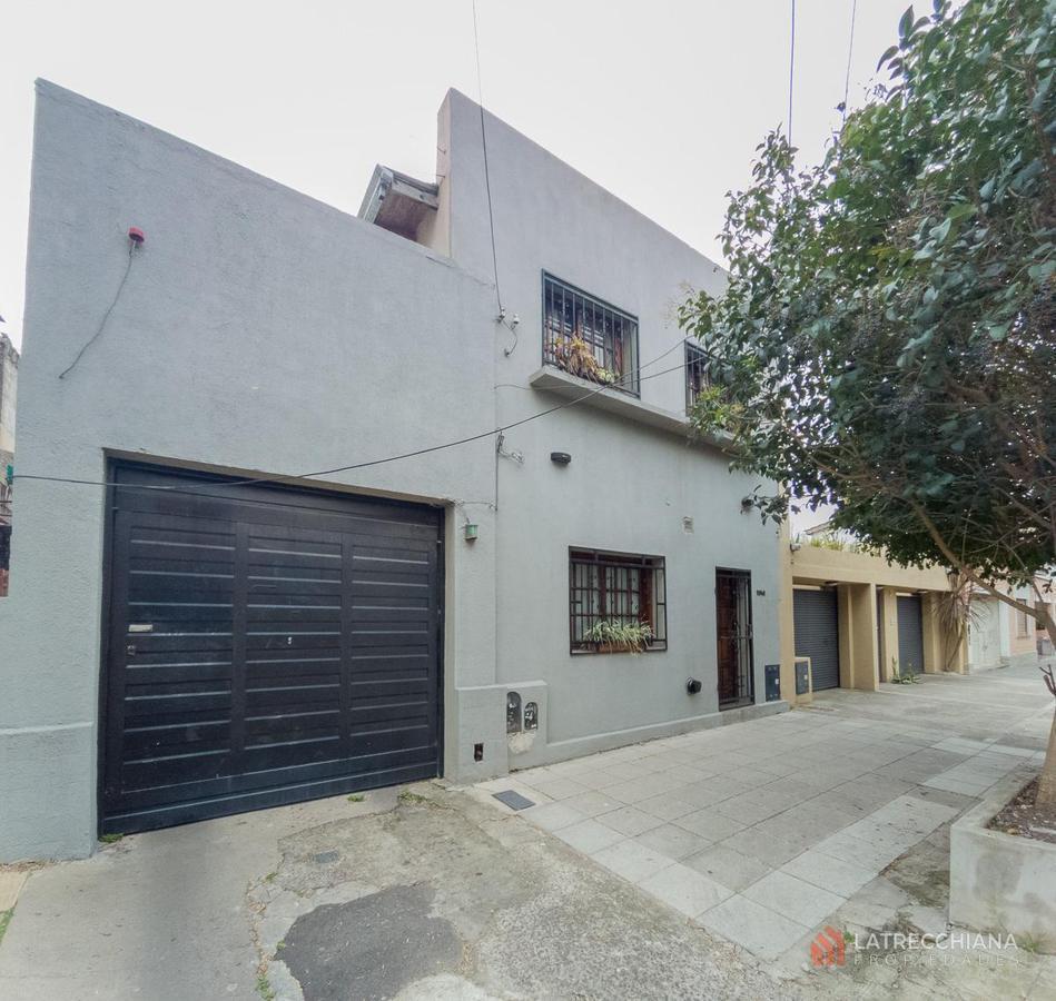 Venta de dúplex con amplio garaje cubierto de 410m2. Sobre lote de 495 m2. Banfield O.