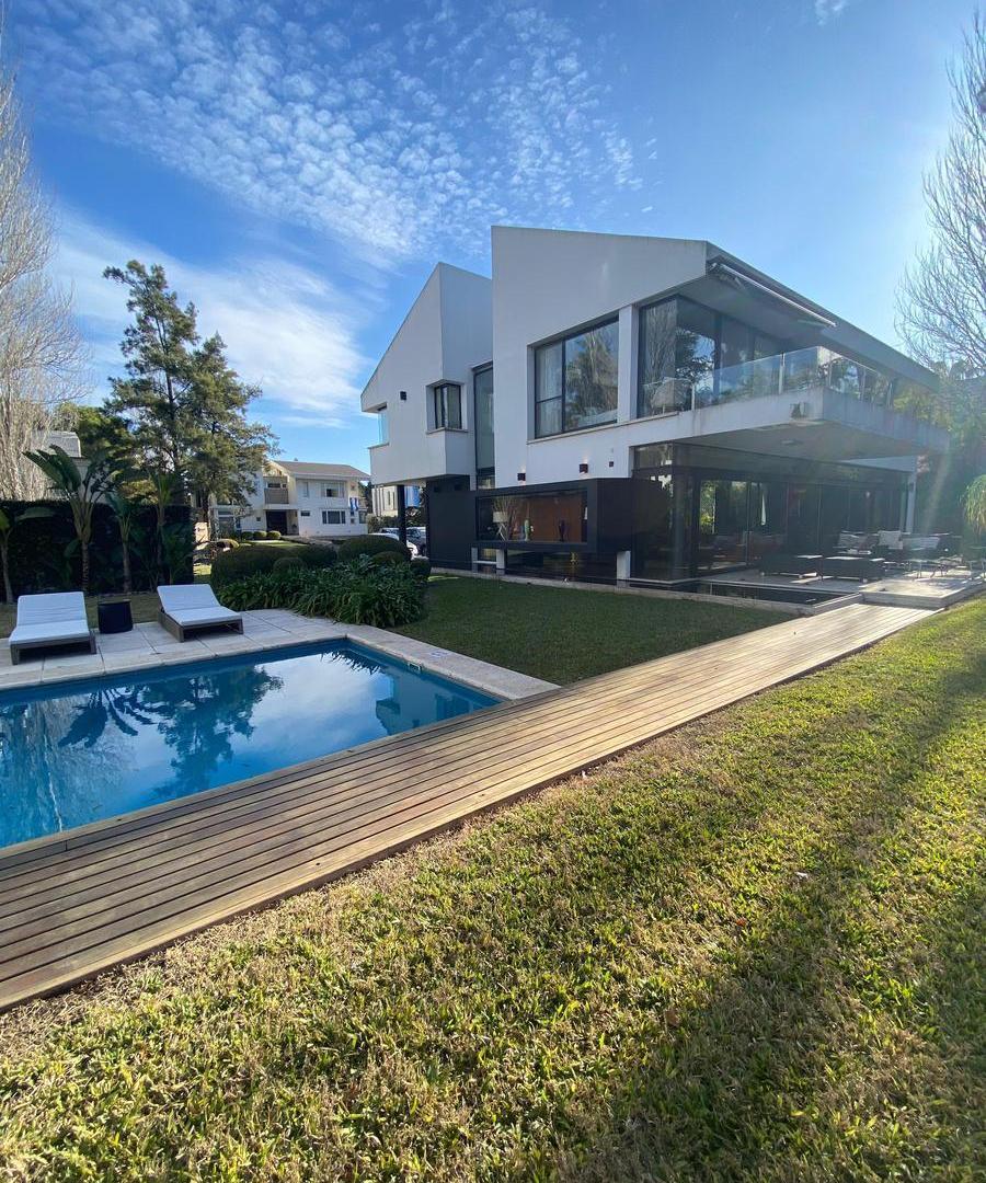 Casa en venta, sobre dos lotes. Saint Thomas N/S. Canning.