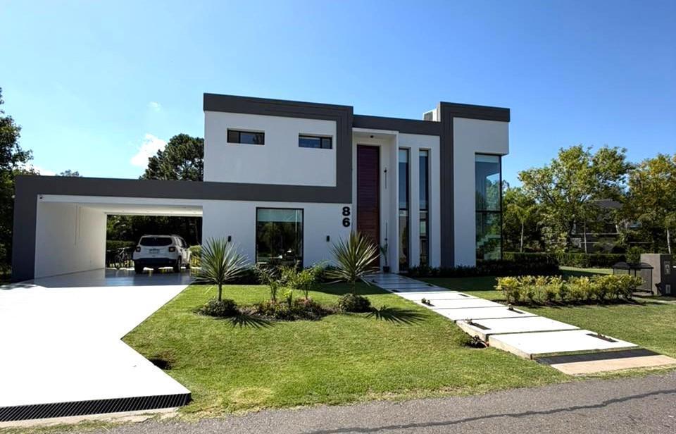 Increíble casa en venta. Minimalista. Retasada, se escuchan propuestas, Country El Paraíso.