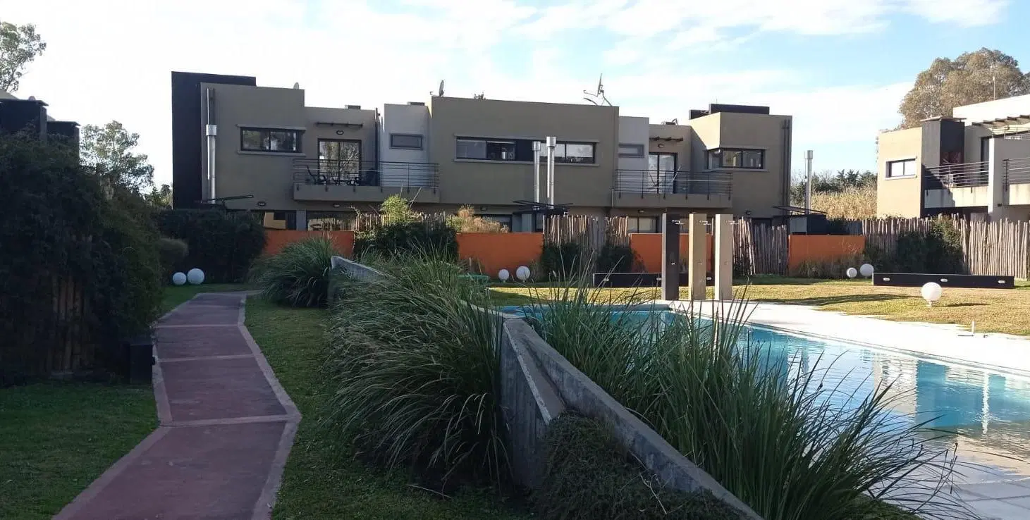 Departamento tipo casa en alquiler. Hermoso, con amenities y 2 cocheras. Complejo Las Cavas. Canning 3