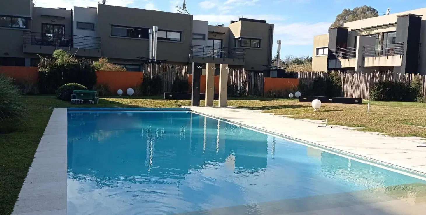 Departamento tipo casa en alquiler. Hermoso, con amenities y 2 cocheras. Complejo Las Cavas. Canning 1