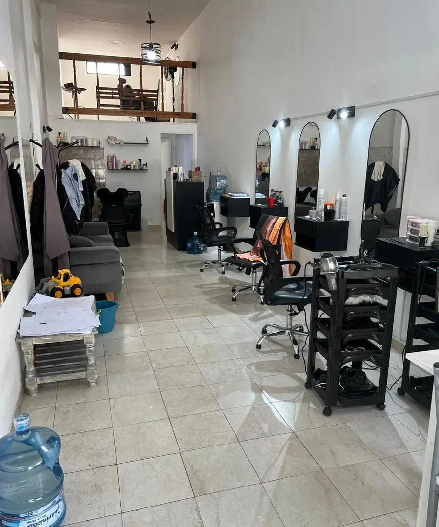 Local en Alquiler, excelente estado y ubicación. Listo para trabajar - Lomas de Zamora O. 4