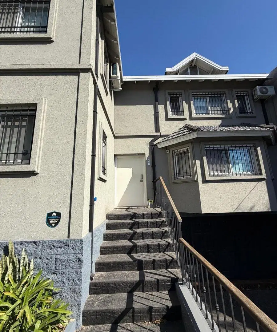 Casa en venta. Todas las comodidades y en excelente estado. Adrogué 4