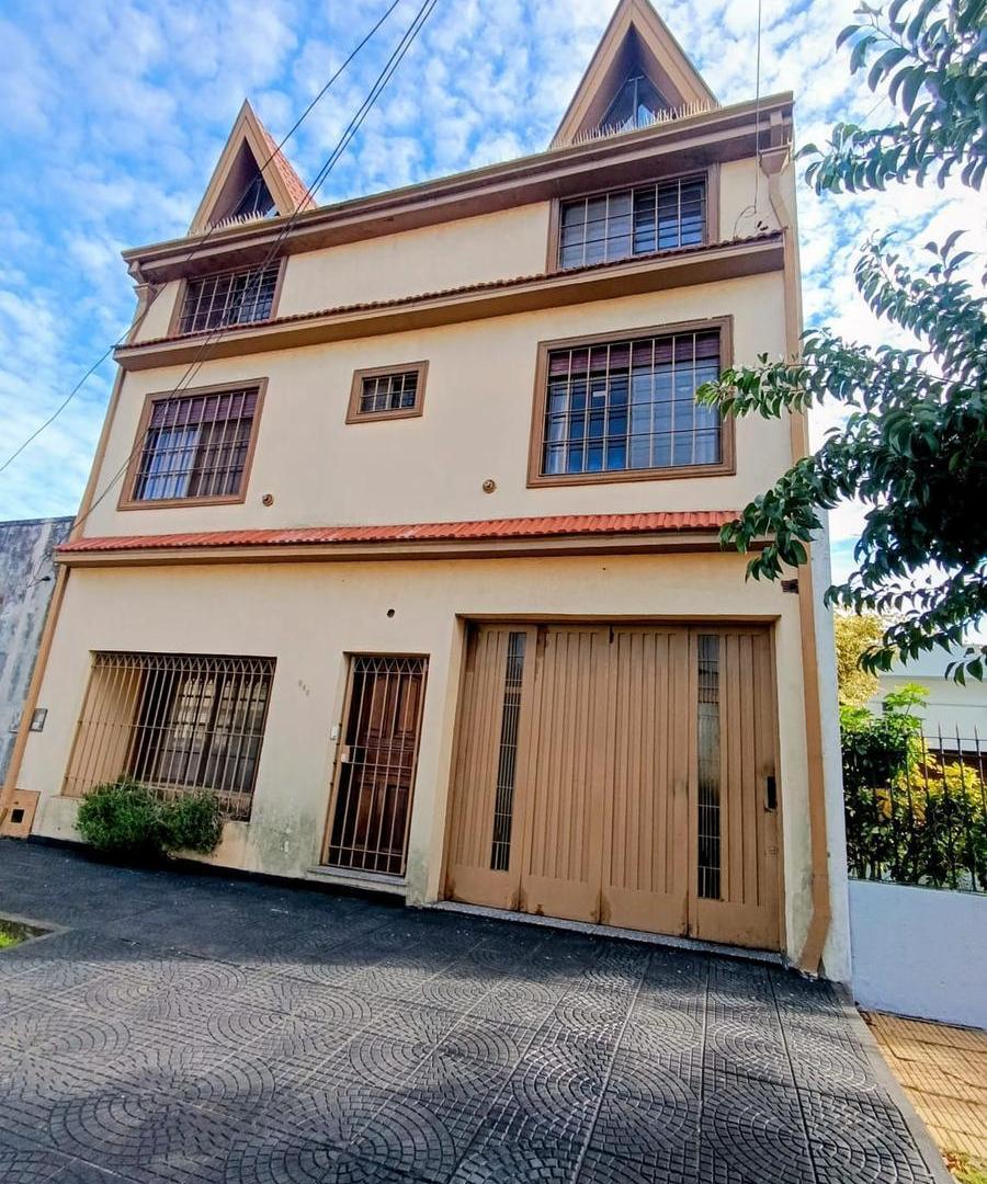 Casa en venta, estilo Chalet. 3 Plantas. Impecable !!! Apto crédito.