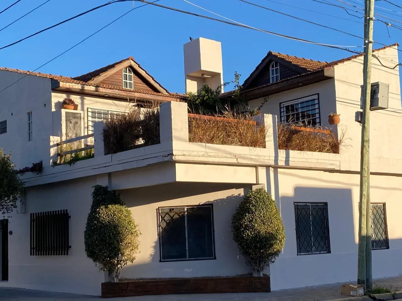 En alquiler PH de 3 ambientes con amplia terraza. Por escalera. Temperley 4
