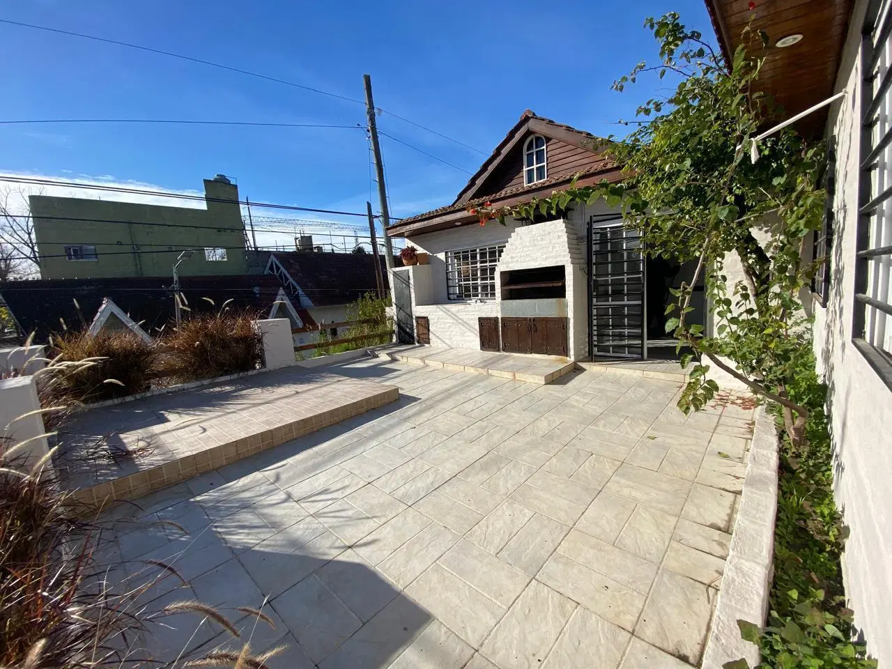 En alquiler PH de 3 ambientes con amplia terraza. Por escalera. Temperley 5
