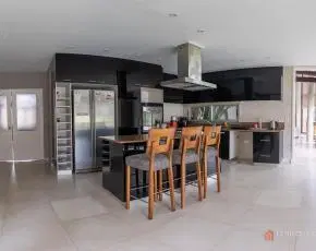 Casa en venta sobre el mejor corredor del Country. Doble lote. Impecable. Saint Thomas Este. 4