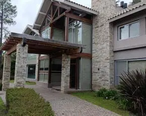 Casa en venta sobre el mejor corredor del Country. Doble lote. Impecable. Saint Thomas Este. 1
