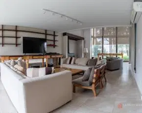 Casa en venta sobre el mejor corredor del Country. Doble lote. Impecable. Saint Thomas Este. 5
