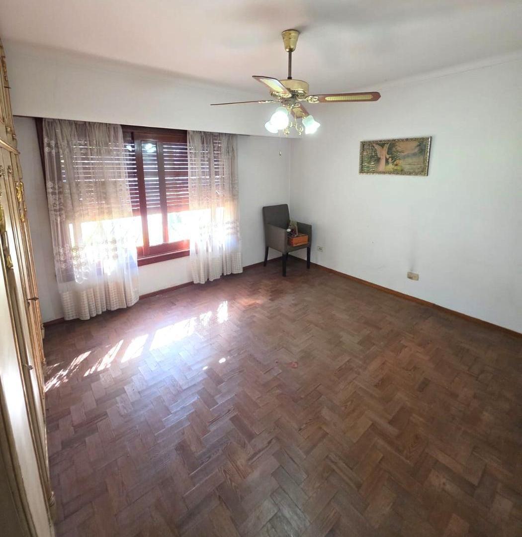 Foto de Casa en venta, estilo chalet. Excelente ubicación, Lomas O., imagen 2