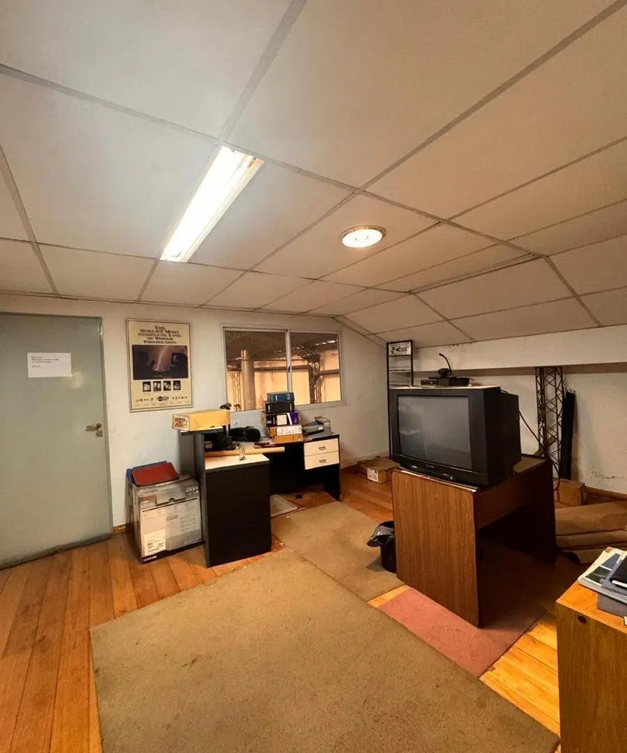 Galpón con oficinas comerciales  en barrio Pueyrredon a metros de Av Patria 2