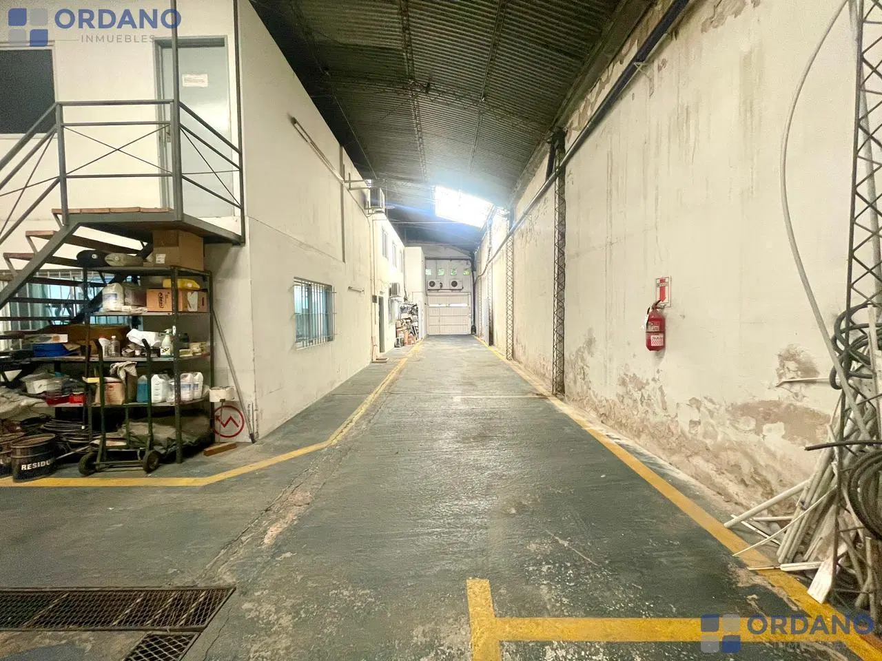 Galpón con oficinas comerciales  en barrio Pueyrredon a metros de Av Patria 4