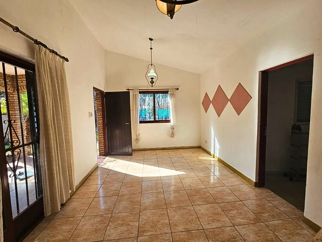 CASA CON PILETA - FUNES 5