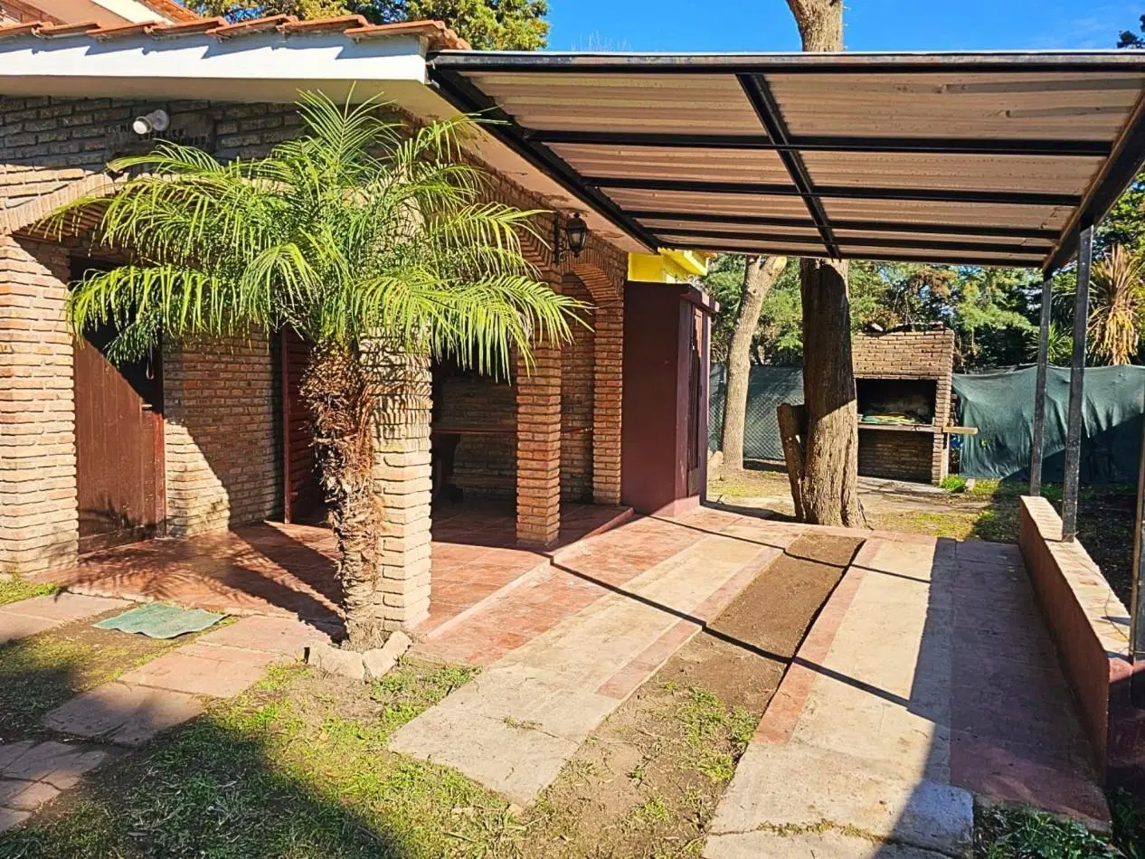 CASA CON PILETA - FUNES 8