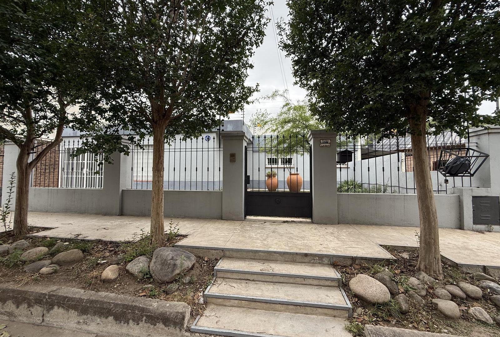 VENTA CASA 5 DORMITORIOS + DEPARTAMENTO DE 1 HABITACIÓN Y PILETA
