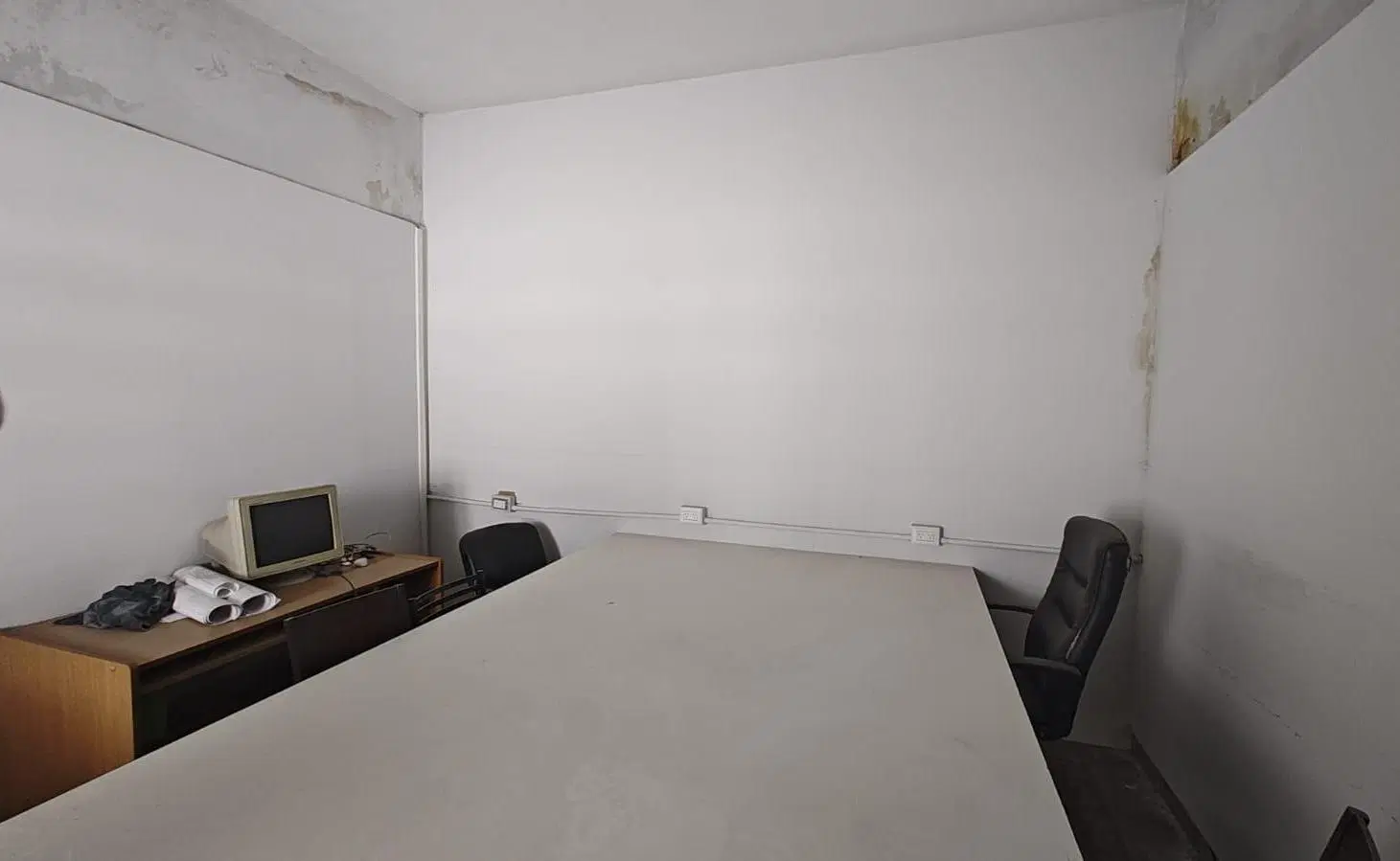OPORTUNIDAD DOBLE: Oficinas + Galpón con Rinde de 2.470 m² - Acepta Permuta por Metros 8