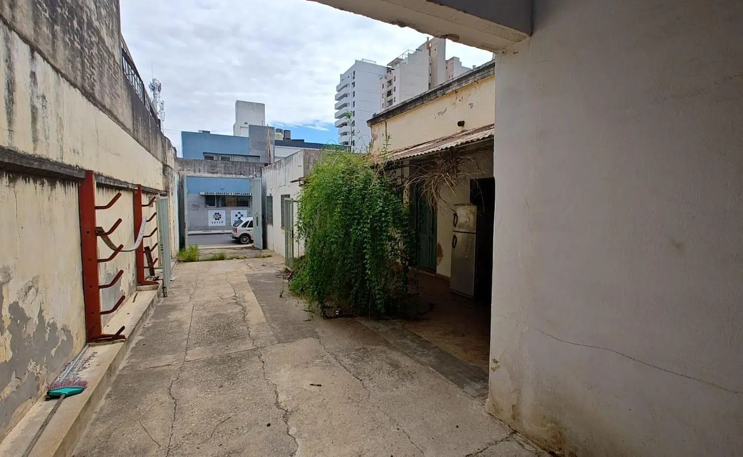 OPORTUNIDAD DOBLE: Oficinas + Galpón con Rinde de 2.470 m² - Acepta Permuta por Metros 5
