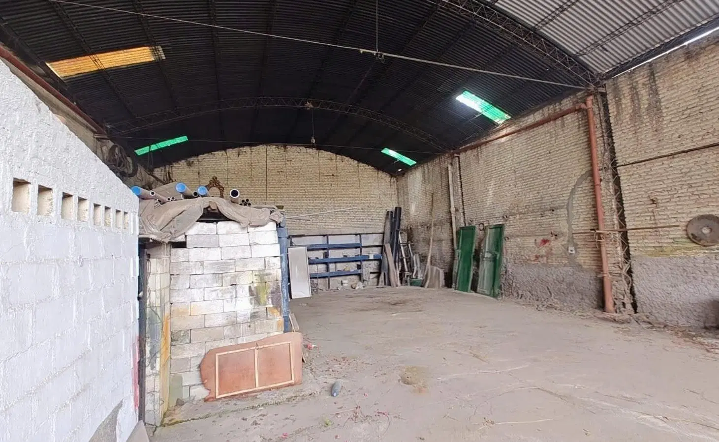 OPORTUNIDAD DOBLE: Oficinas + Galpón con Rinde de 2.470 m² - Acepta Permuta por Metros 4