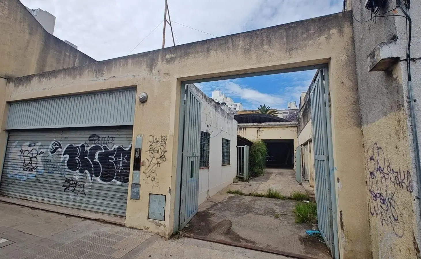 OPORTUNIDAD DOBLE: Oficinas + Galpón con Rinde de 2.470 m² - Acepta Permuta por Metros 3