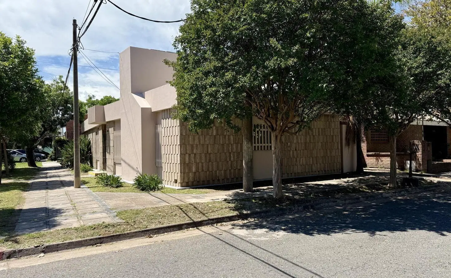 EXCELENTE ESQUINA EN ZONA NORTE 3 HABITACIONES ESRITORIO 2