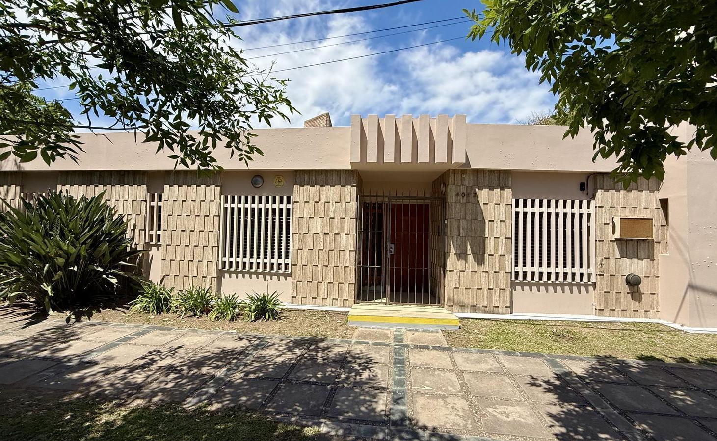 EXCELENTE ESQUINA EN ZONA NORTE 3 HABITACIONES ESRITORIO