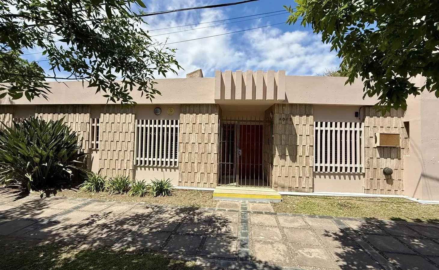 EXCELENTE ESQUINA EN ZONA NORTE 3 HABITACIONES ESRITORIO 1