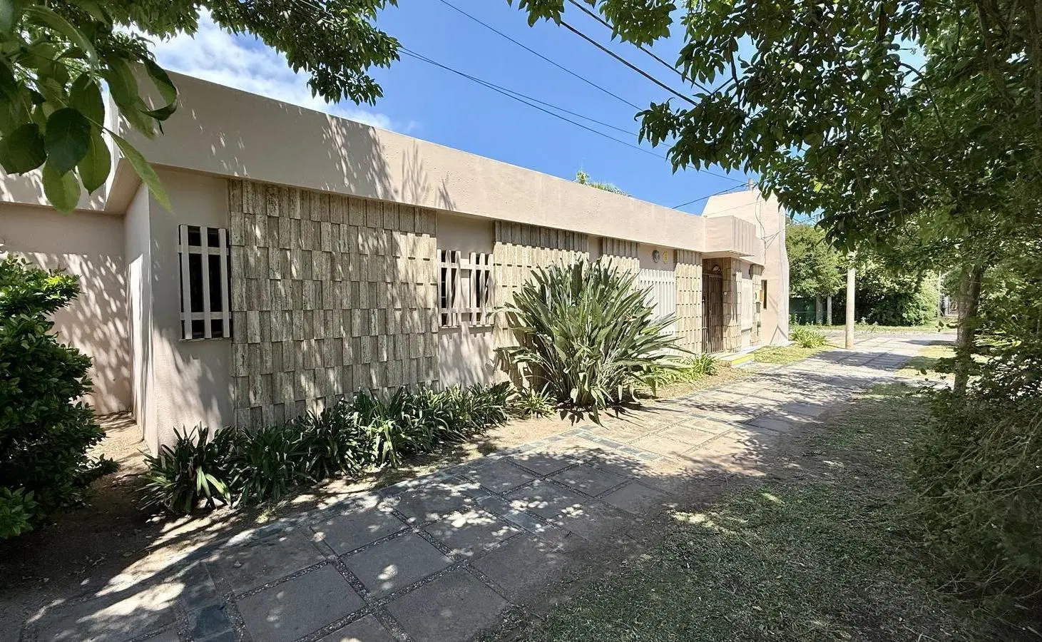 EXCELENTE ESQUINA EN ZONA NORTE 3 HABITACIONES ESRITORIO 5