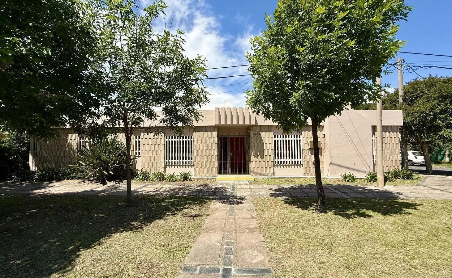 EXCELENTE ESQUINA EN ZONA NORTE 3 HABITACIONES ESRITORIO 3