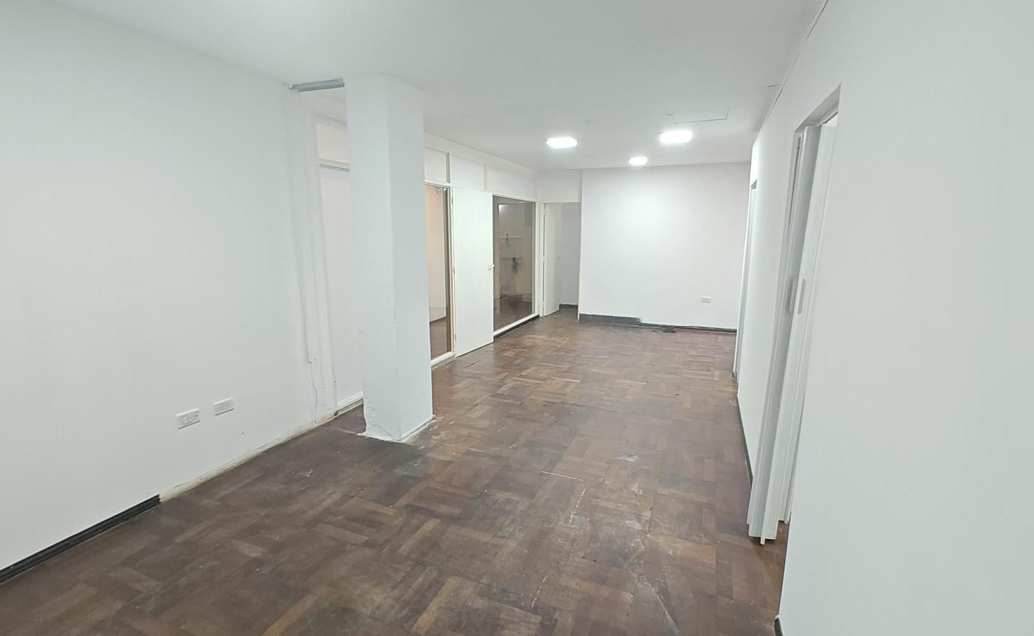 Foto de Oficina en Centro con 2 privados, baño y patio, imagen 2