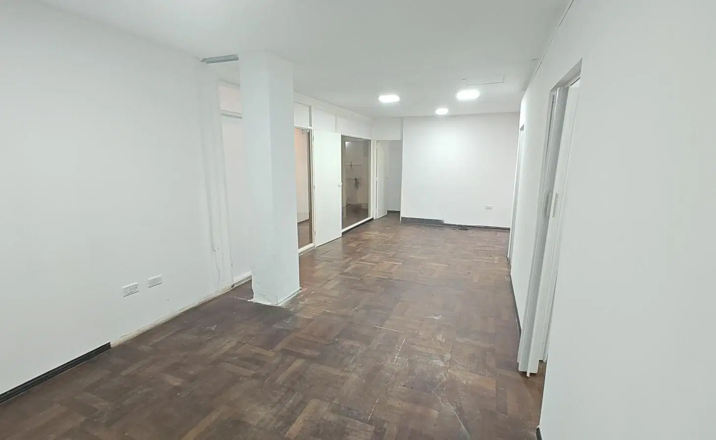 Oficina en Centro con 2 privados, baño y patio 2