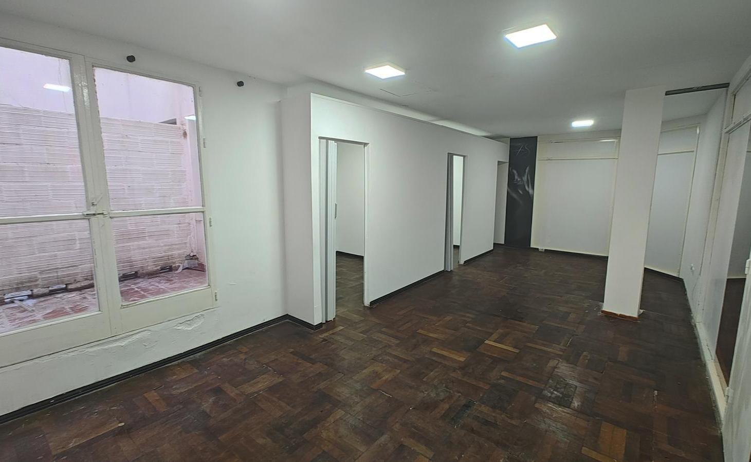 Foto de Oficina en Centro con 2 privados, baño y patio, imagen 1