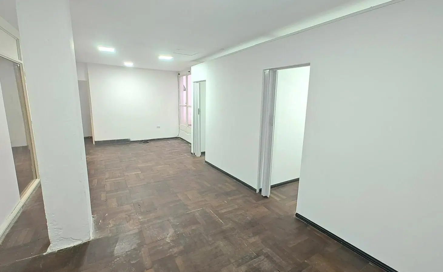 Oficina en Centro con 2 privados, baño y patio 8